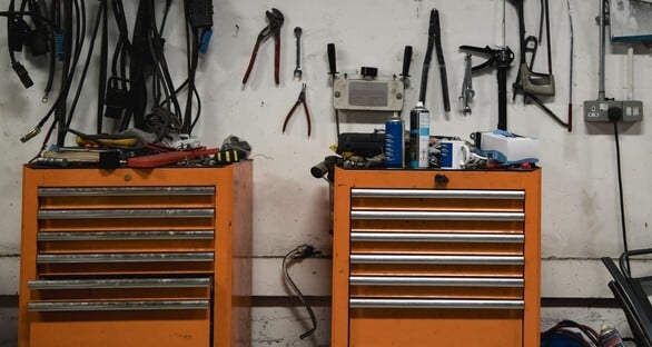 Gas-springs-and-dampers-Industrial-toolbox