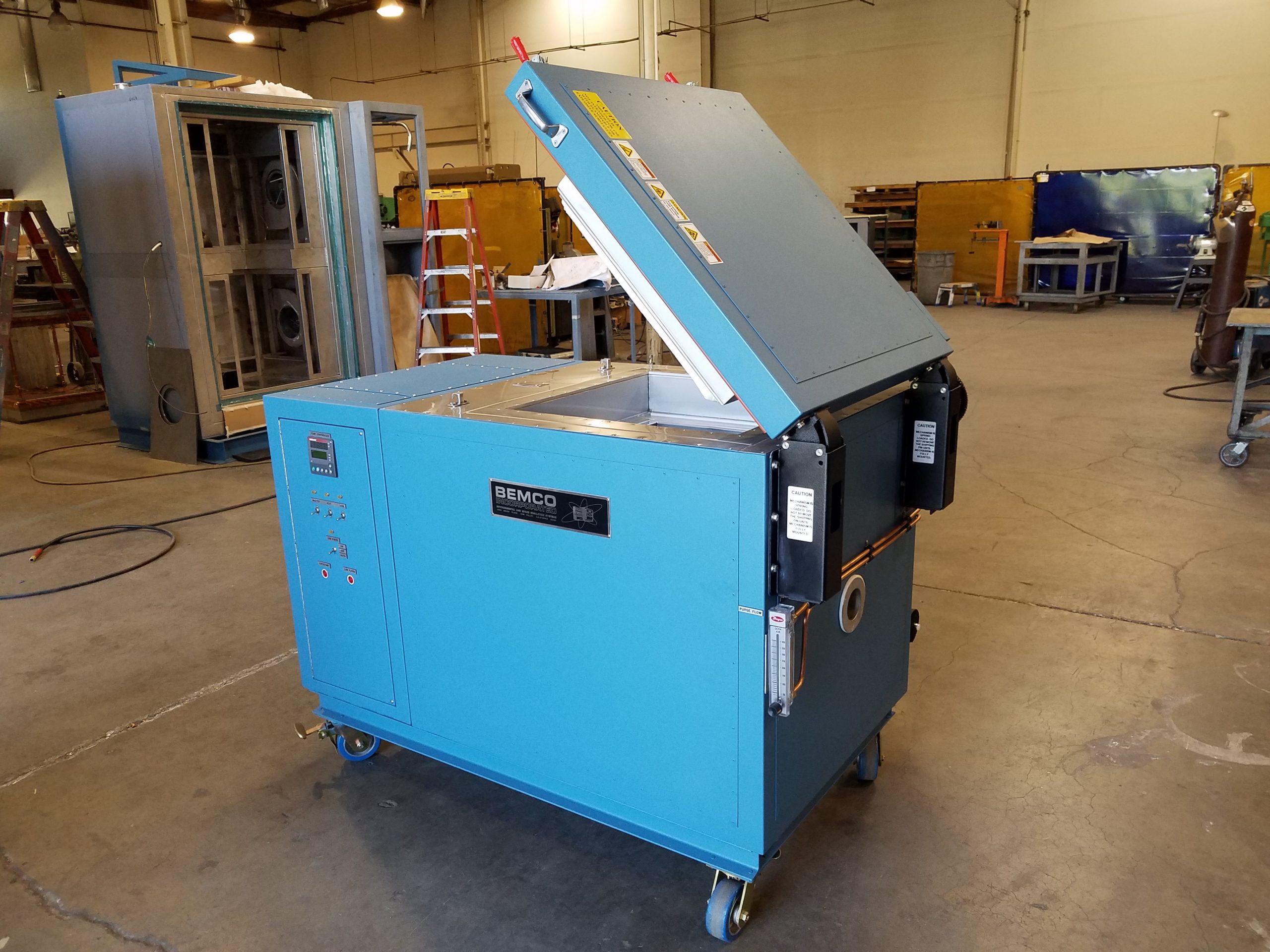 self close vs soft close hinges on heavy-duty industrial lid application