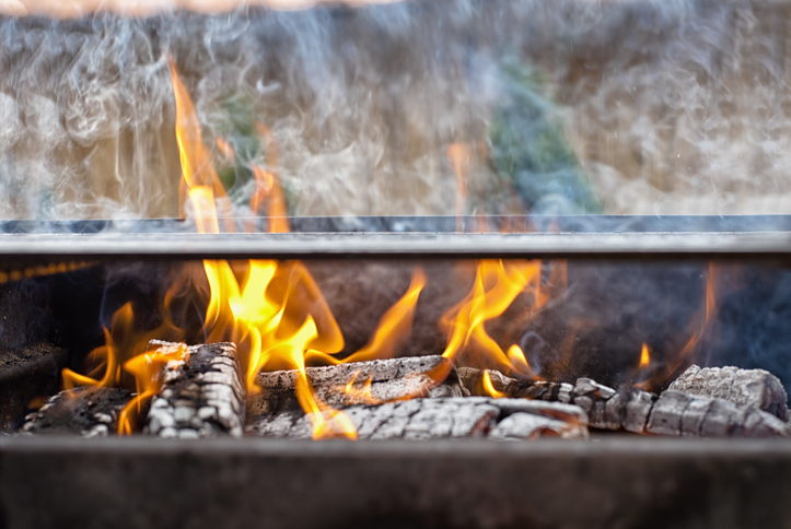 lump charcoal vs. briquettes